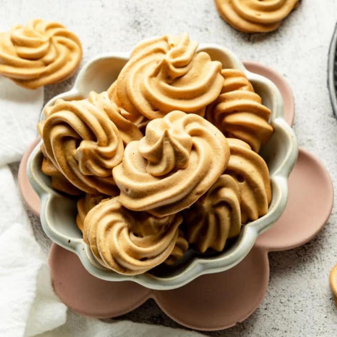 Easy Almond Meringue Cookies: Light, Sweet and Irresistible