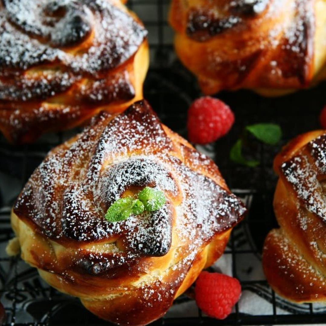 Spelt Rose Buns