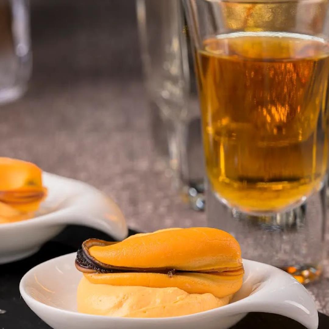 Aperitivo de mejillón sobre crema de escabeche