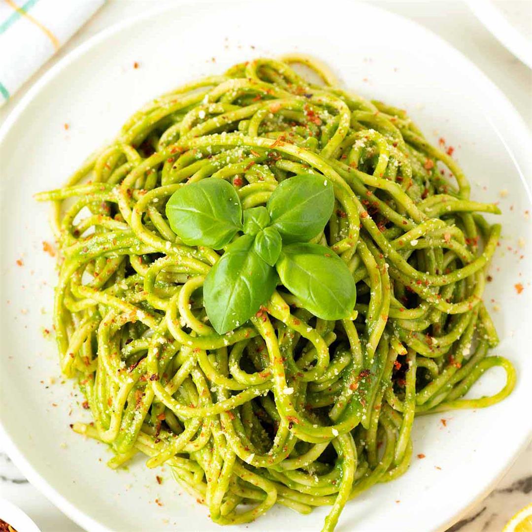 Vegan Spaghetti in Green Pasta Sauce Without Cream