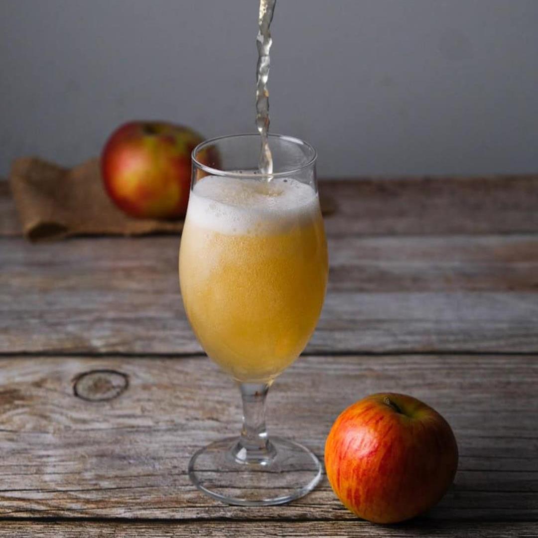 Apple kombucha (with fresh apples and apple juice)