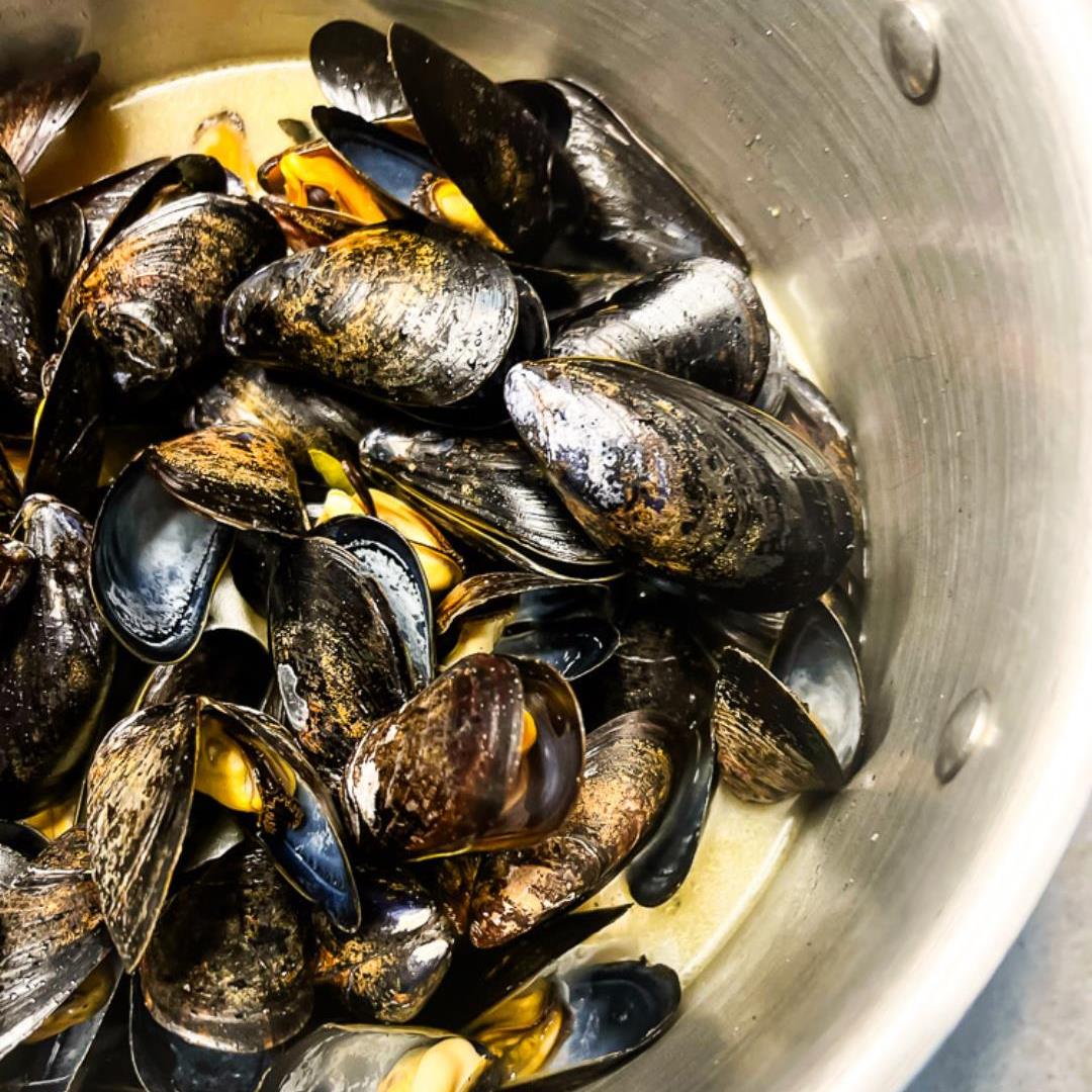 Garlic and Herb Steamed Mussels