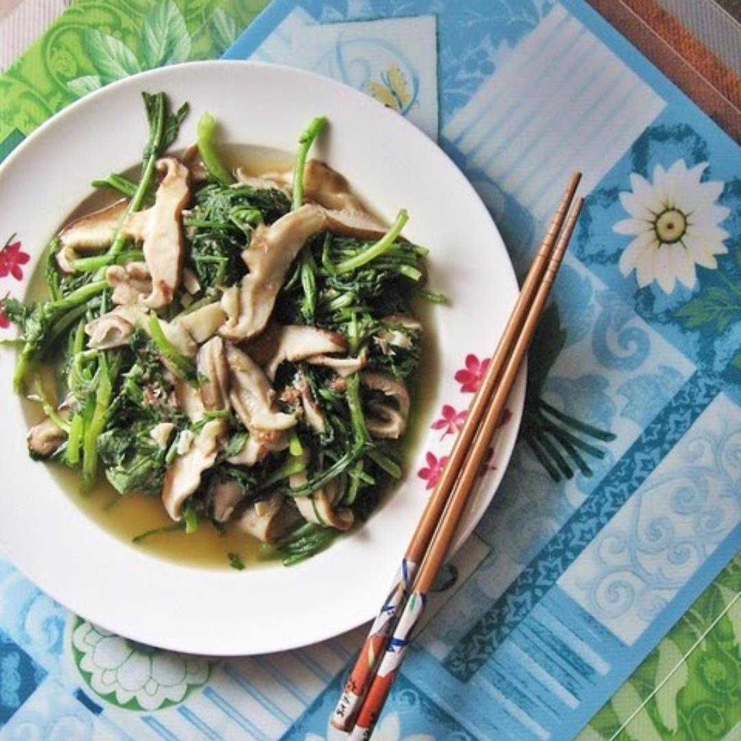 Chrysanthemum Greens Mushrooms Stir-Fry