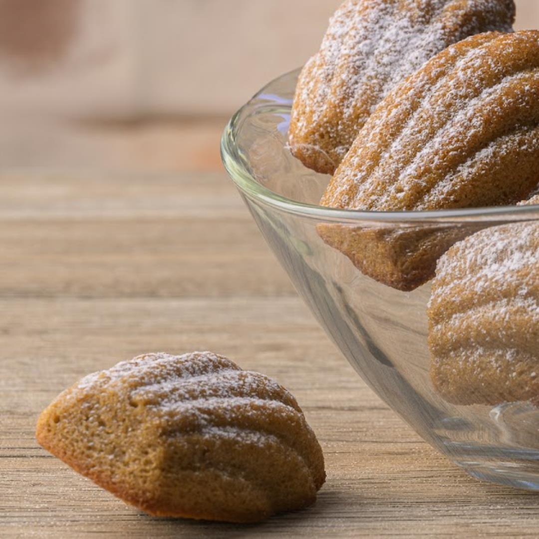 Madeleines o magdalenas de concha al café