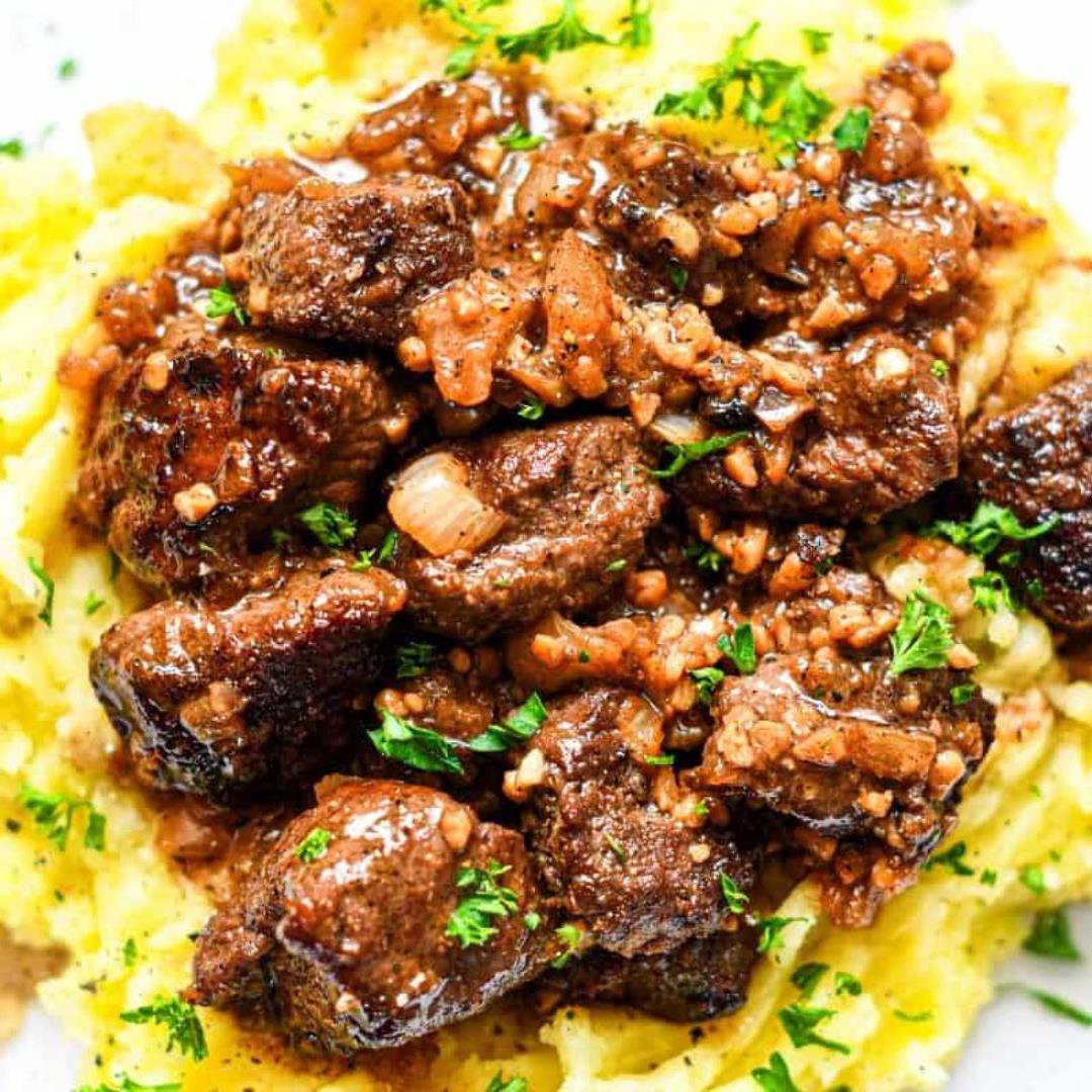 Garlic Butter Steak Bites and Mashed Potatoes